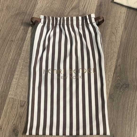 Henri Bendel Black Quilted Crossbody with Gold Chain - Picture 2 of 9